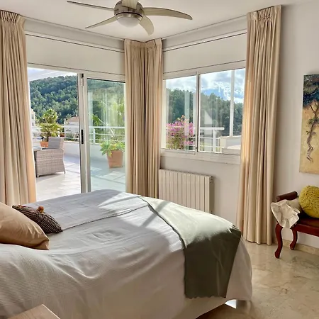 With Private Pool, Ocean & Mountain Views Sitges